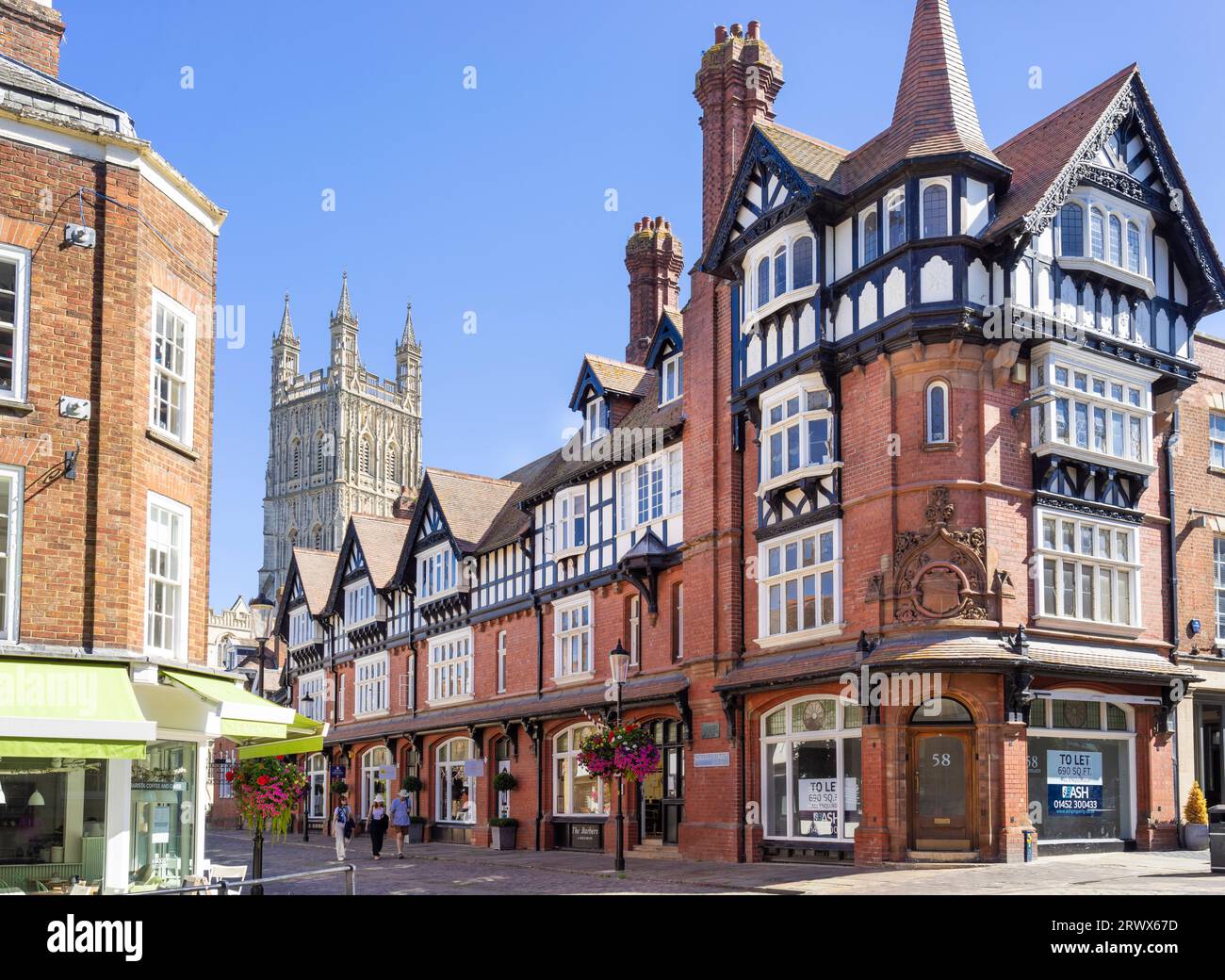 Centro città di Gloucester, Westgate Street, Clementine Cafe e vista della cattedrale di Gloucester, Gloucester Gloucestershire, Inghilterra, Regno Unito, Europa Foto Stock