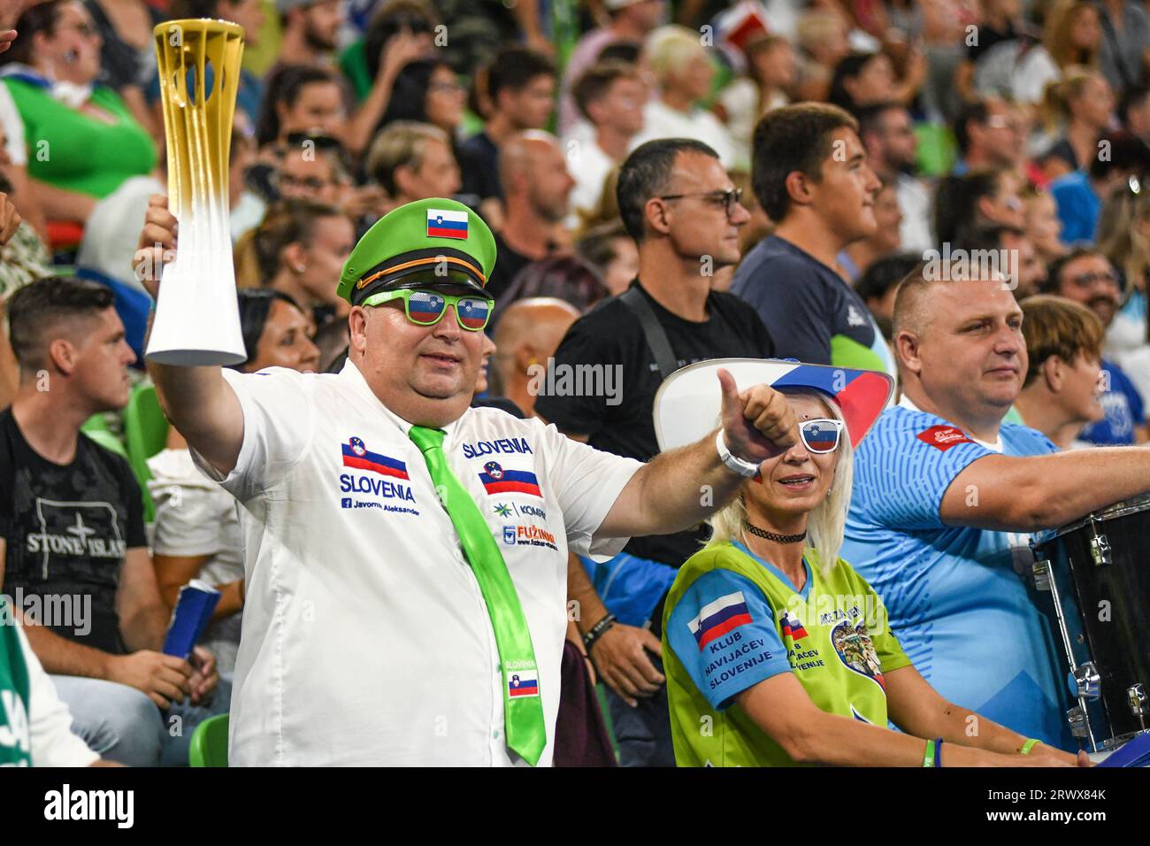 Tifosi sloveni nel Campionato del mondo di pallavolo 2022. Arena Stozice, Lubiana Foto Stock
