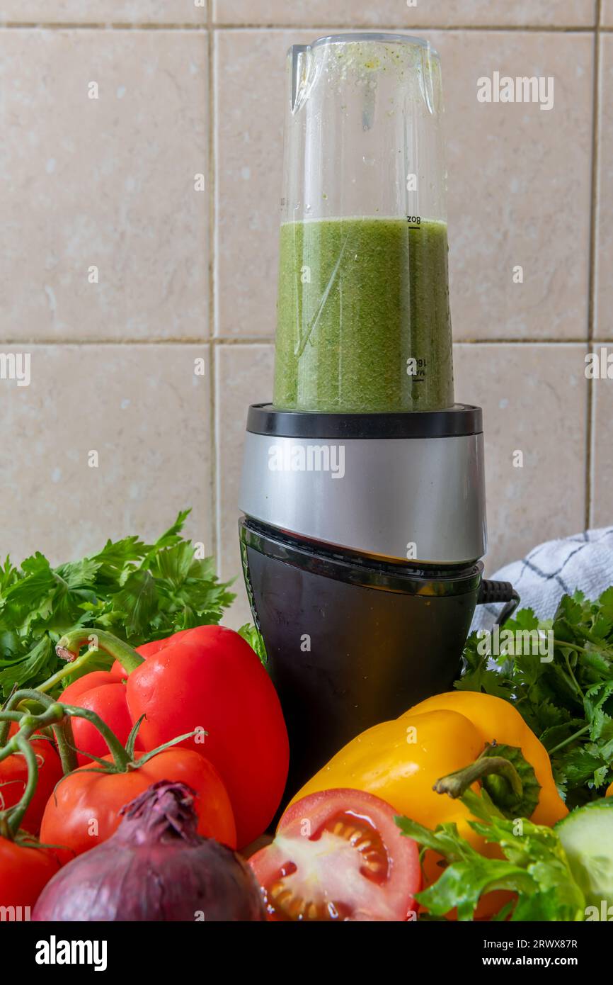 Preparazione di frullati vegetali con verdure fresche in un frullatore. Concetto di salute cibo e vita. Foto Stock