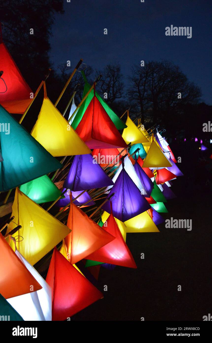 Lanterne colorate di notte brillanti Foto Stock