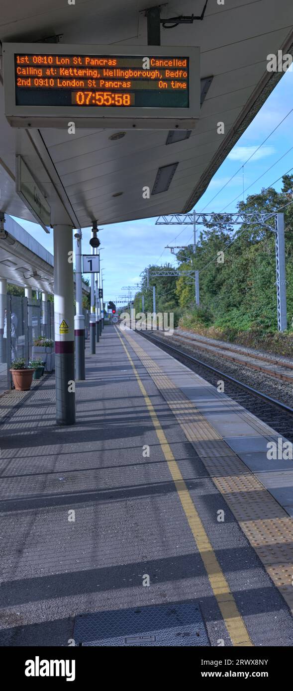 Avviso di cancellazione del treno (a causa dello sciopero dei lavoratori) sulla piattaforma della stazione ferroviaria di Corby, Inghilterra, 26 agosto 2023. Foto Stock