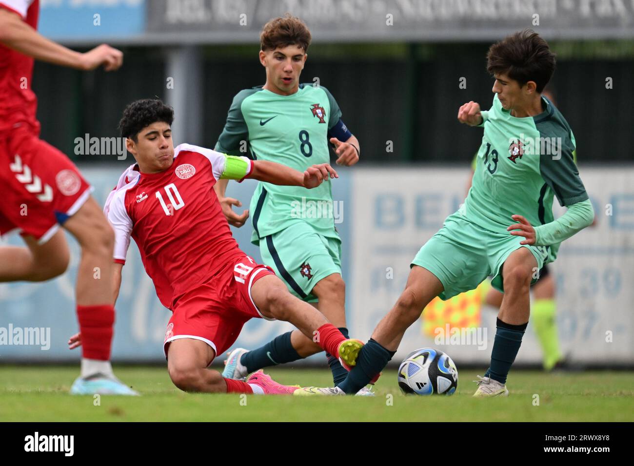 Sint Niklaas, Belgio. 19 settembre 2023. Ali al-Najar (10) di Danimarca ha raffigurato Rafael Magalhaes (13) del Portogallo durante una partita di calcio amichevole tra le squadre nazionali Under 16 della Danimarca e del Portogallo martedì 19 settembre 2023 a Sint-Niklaas, Belgio . Credito: Sportpix/Alamy Live News Foto Stock