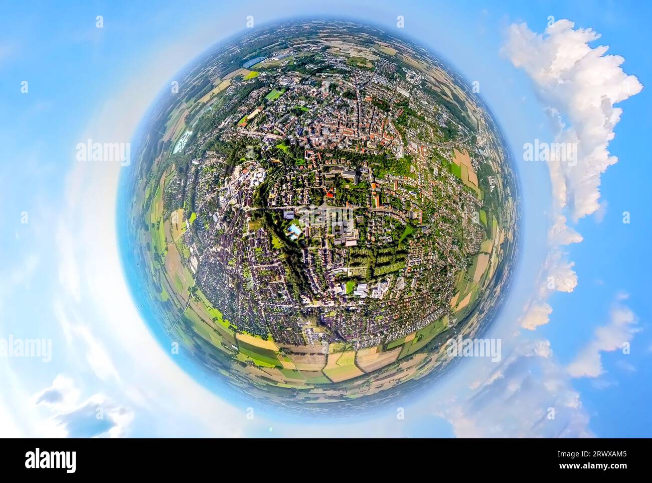 Vista aerea, vista sulla città Südstadt con piscina all'aperto e striscia verde di Rüenkolk Bach, cimitero Elisabethstraße, globo, fisheye shot, fish eye shot Foto Stock