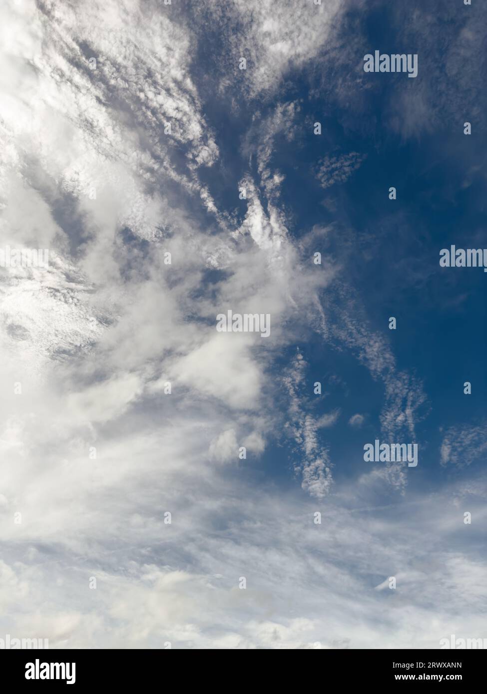 Cielo blu nuvoloso Foto Stock