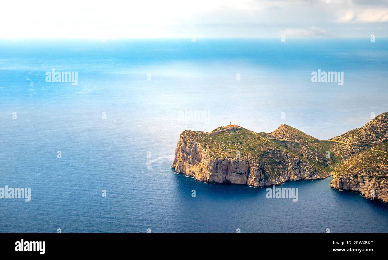 Vista aerea, sa Dragonera, Isola del Drago con far de Llebeig (faro) e Torre de Albercutx (torre di avvistamento), Andratx, Isole Baleari, Maiorca, Spa Foto Stock