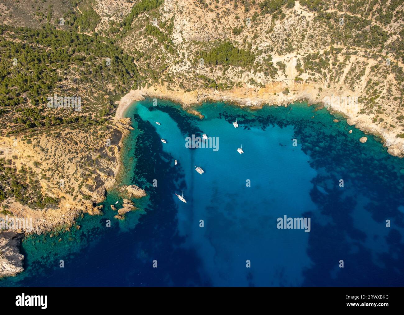 Vista aerea, baia con spiaggia rocciosa Cala D'Egos, barche a vela e catamarani nel profondo blu del mare, Andratx, Isole Baleari, Maiorca, Spagna, Balearen, Cala EG Foto Stock