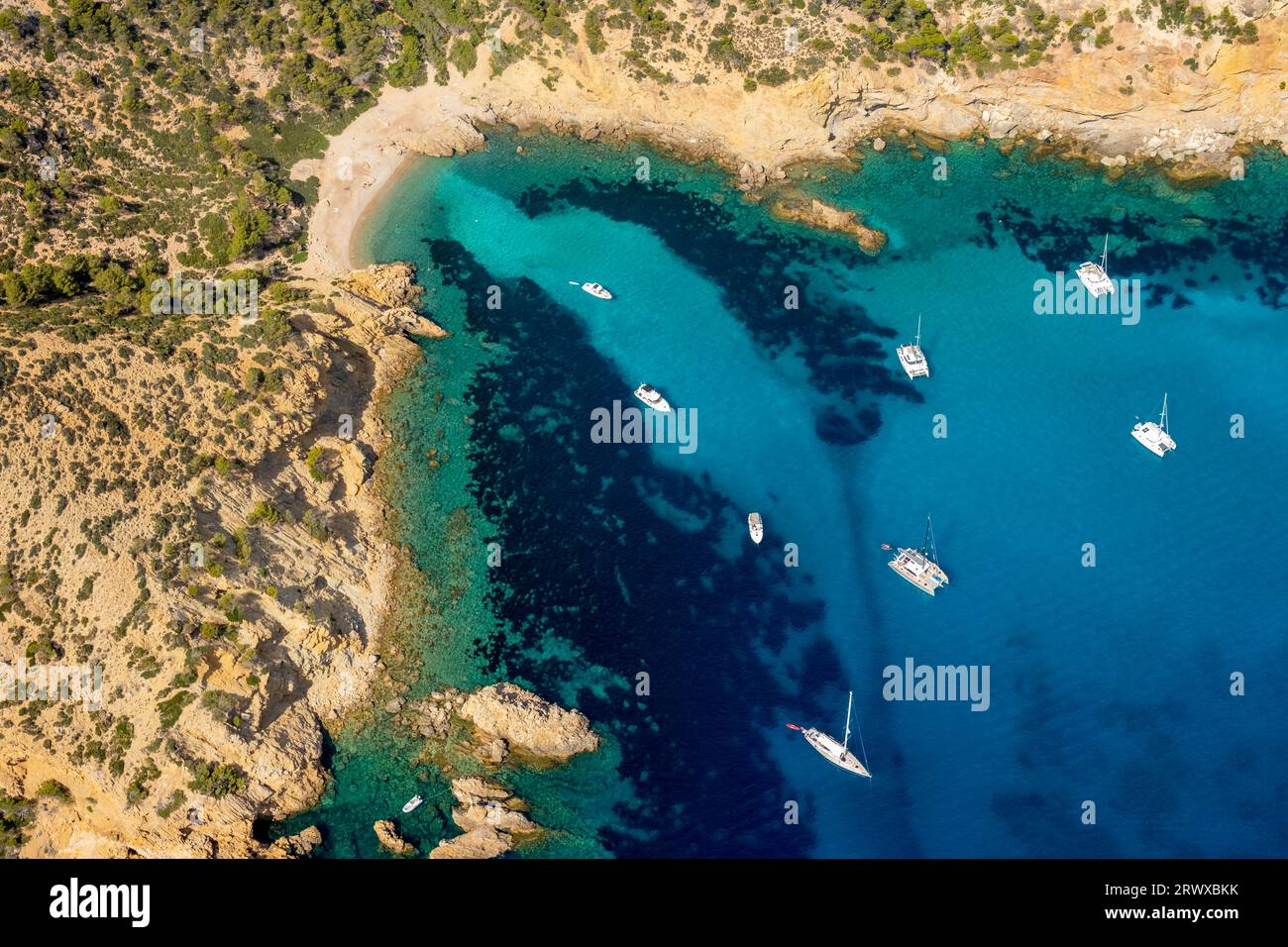 Vista aerea, baia con spiaggia rocciosa Cala D'Egos, barche a vela e catamarani nel profondo blu del mare, Andratx, Isole Baleari, Maiorca, Spagna, Balearen, ES, EUR Foto Stock