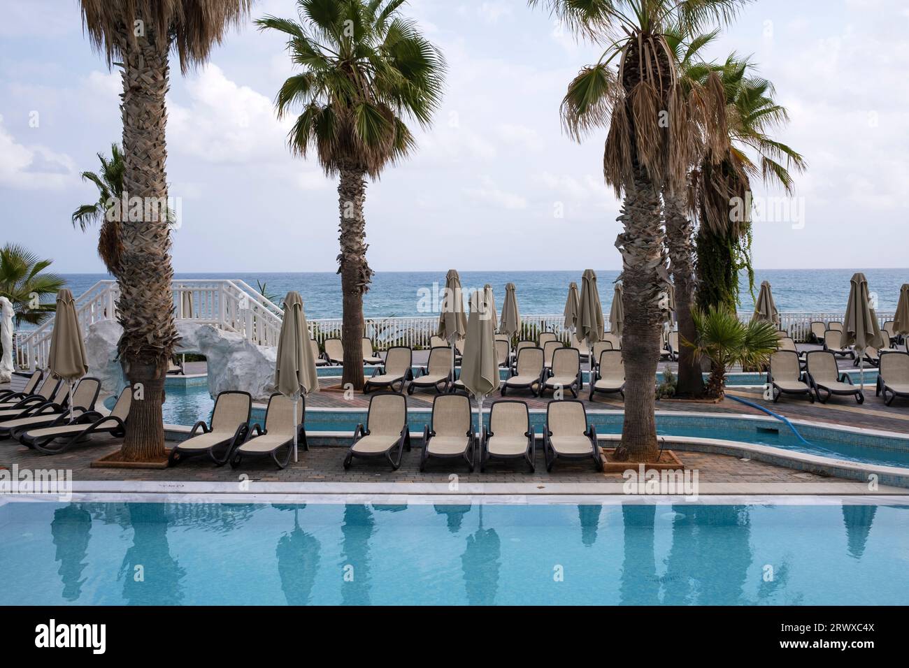 Fuori stagione, area piscina privata nel villaggio di Stalis, Stalida, Creta, Grecia Foto Stock