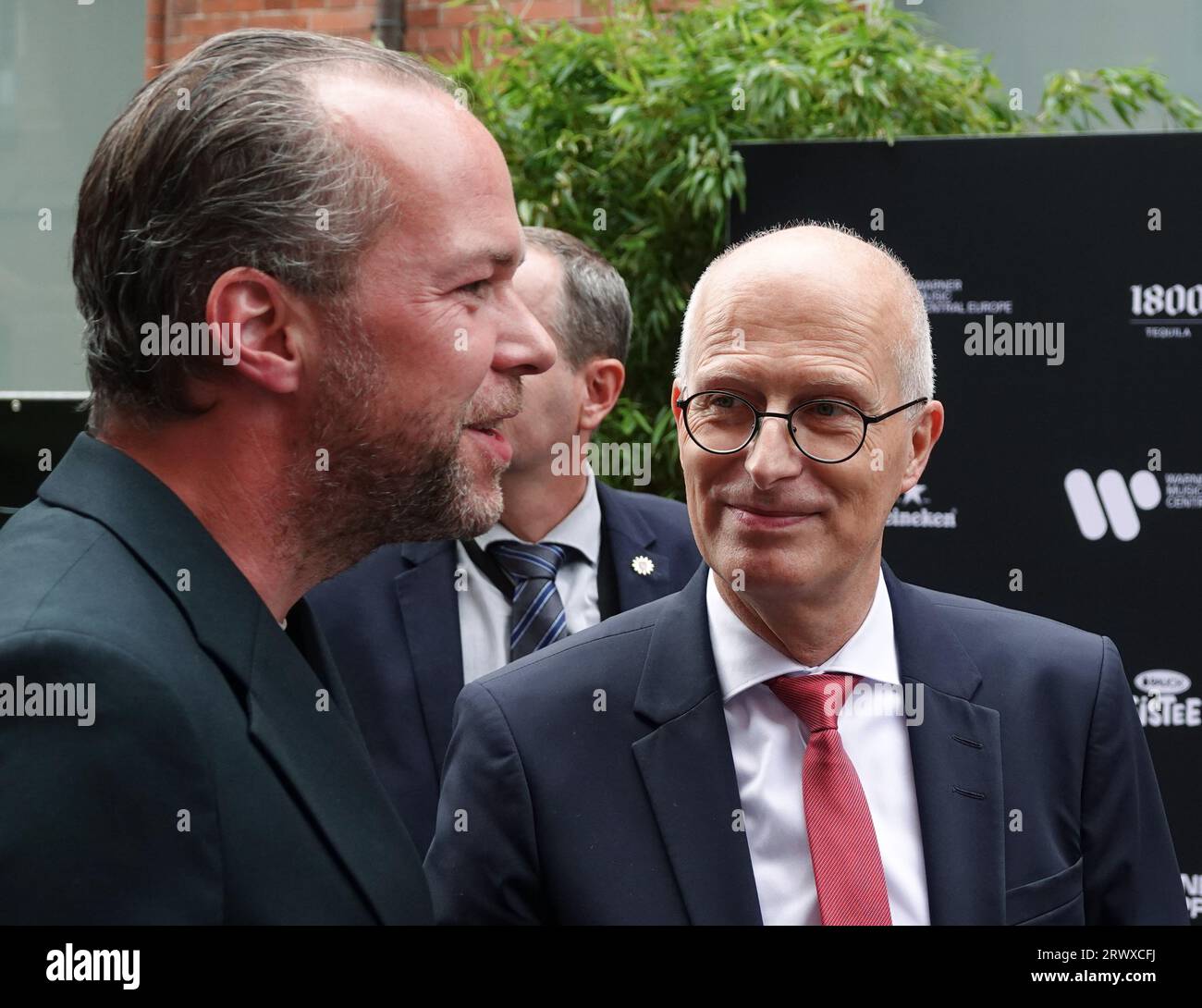 Amburgo, Germania. 21 settembre 2023. Fabian Drebes (l), amministratore delegato di Warner Music Central Europe, parla con Peter Tschentscher (SPD), primo sindaco di Amburgo, in occasione della riapertura della sede tedesca di Warner Music ad Amburgo. L'edificio storico nel quartiere dei magazzini di Speicherstadt è stato rinnovato e modernizzato. La Warner Music è una delle più grandi case discografiche al mondo. Credito: Franziska Spiecker/dpa/Alamy Live News Foto Stock