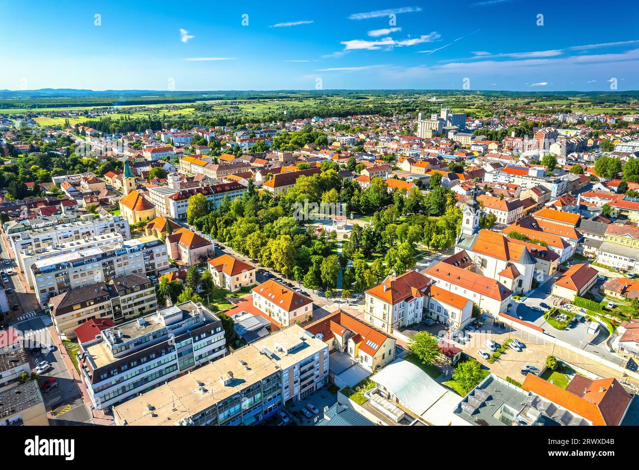 Parco panoramico della città di Bjelovar e vista aerea del centro città, regione di Bilogora della Croazia settentrionale Foto Stock
