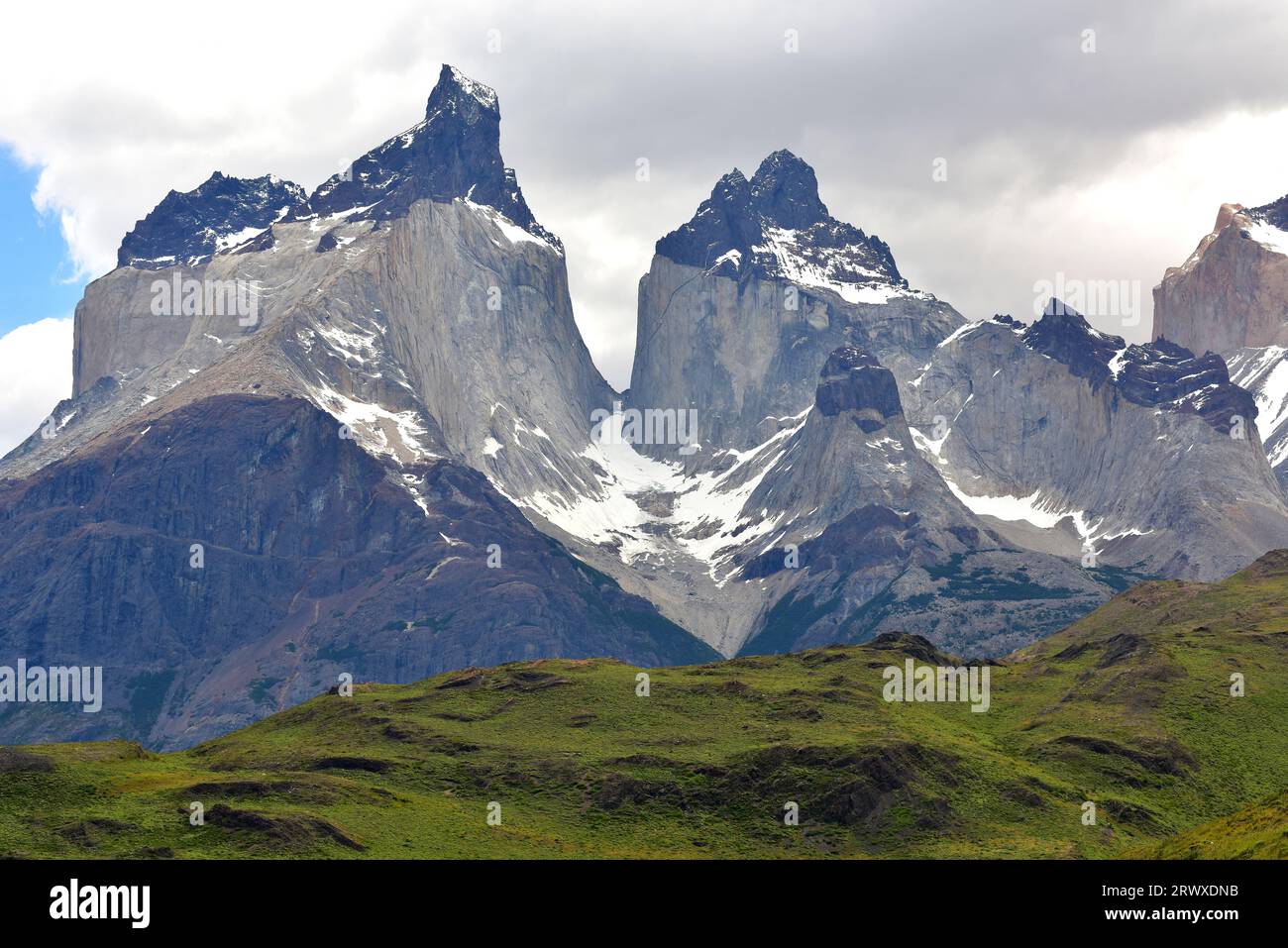 Parco nazionale Torres del Paine. Cuernos del Paine. Questa montagna è un laccolite, la roccia chiara è granito e la roccia scura è una roccia metamorfica. Provincia d Foto Stock