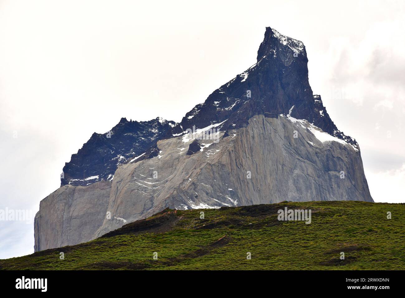 Parco nazionale Torres del Paine. Cuernos del Paine. Questa montagna è un laccolite, la roccia chiara è granito e la roccia scura è una roccia metamorfica. Provincia d Foto Stock