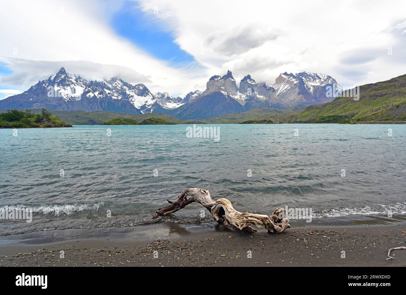 Parco nazionale Torres del Paine da Lago Pehoe. Isola con edifici. Provincia de ultima Esperanza, Magallanes y Antartica Chilena. Foto Stock