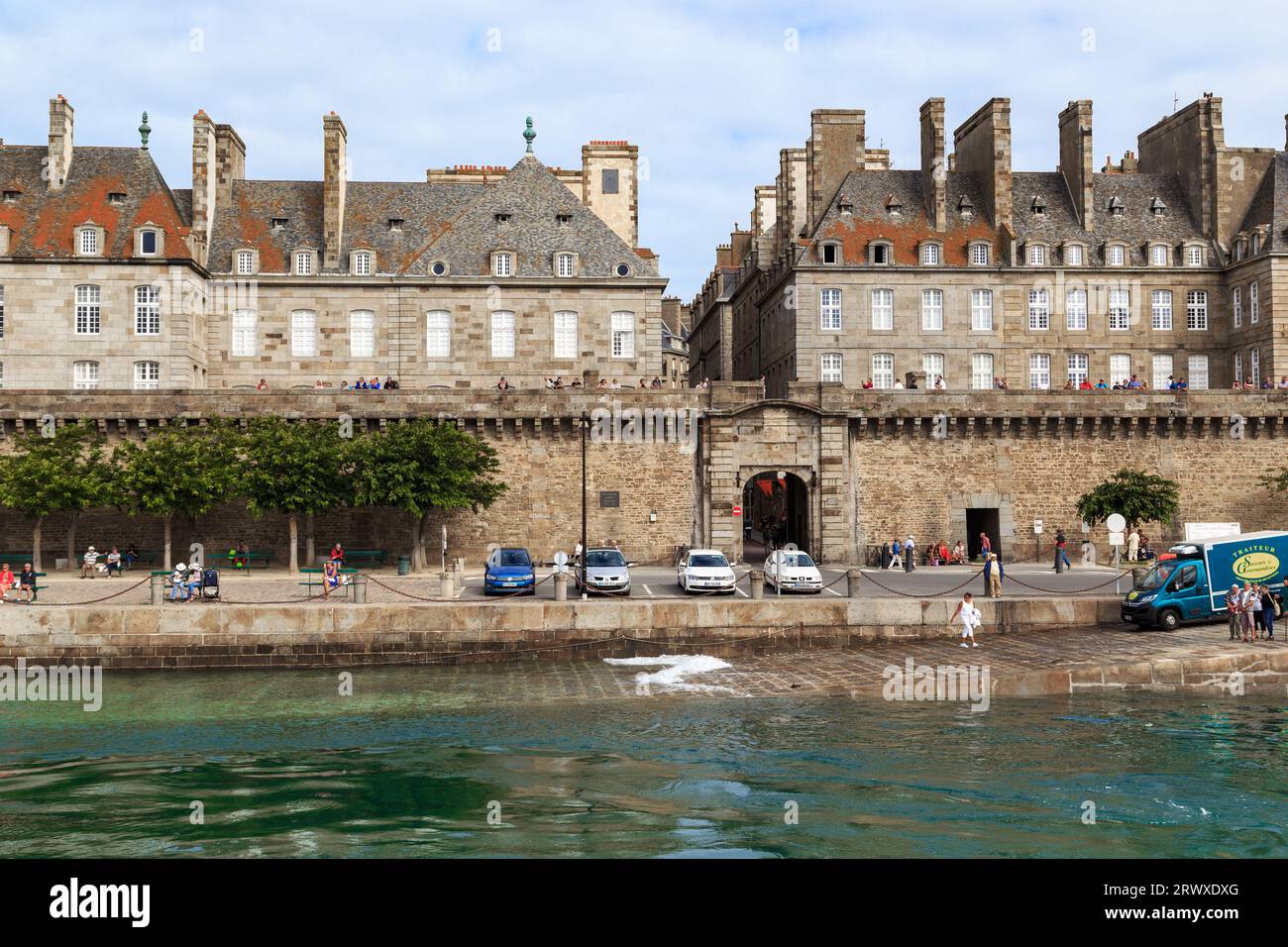 SAINT MALO, FRANCIA - 3 SETTEMBRE 2019: Questa è una vista delle mura della città, con la porta Dinan e l'argine del porto di fronte a loro. Foto Stock