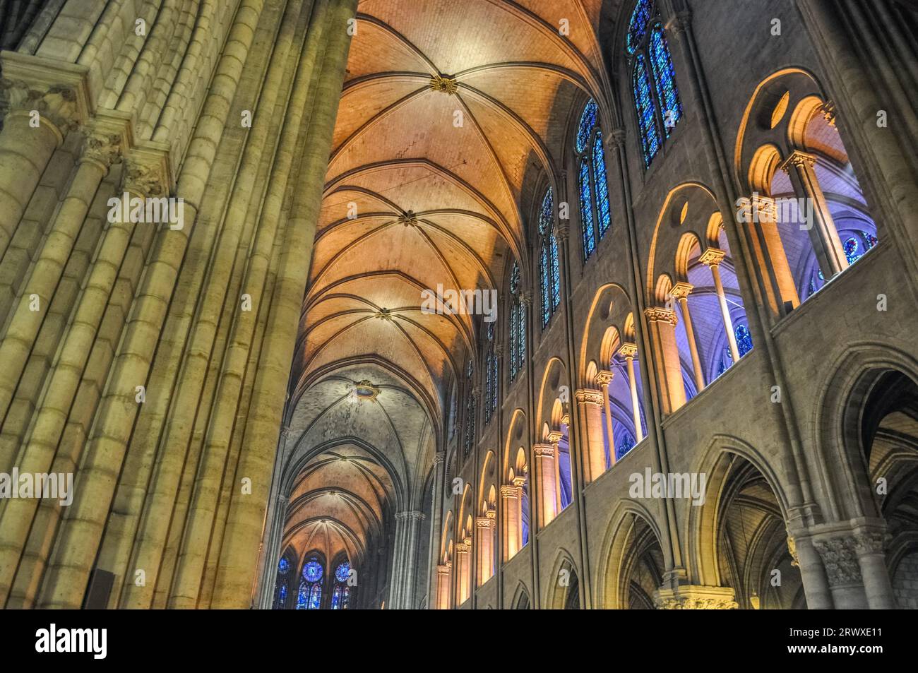 Soffitto a volta interno in pietra illuminato della cattedrale di Notre Dame a Parigi, Francia Foto Stock