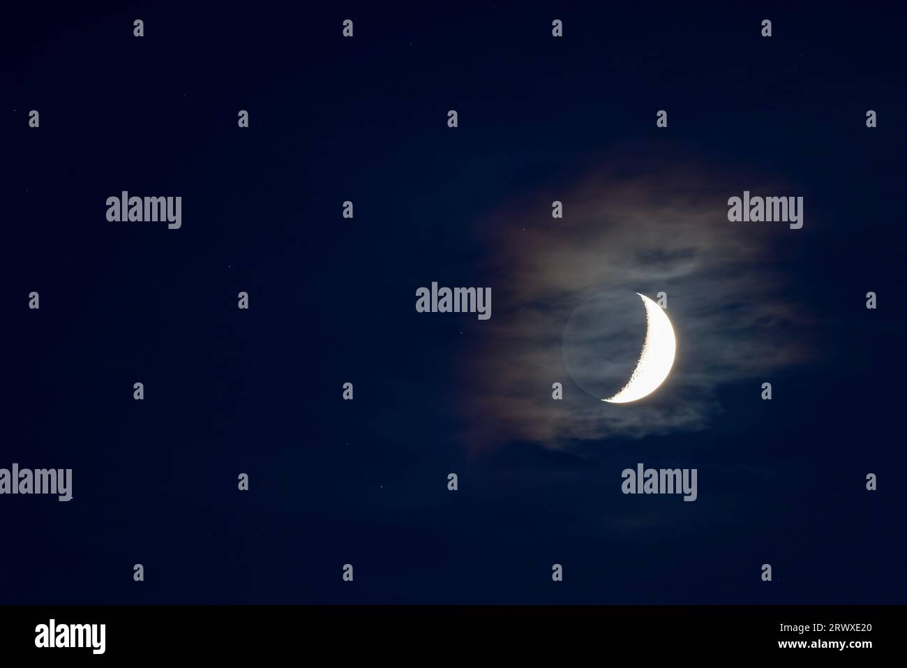 Una luna nuova in una notte tranquilla con cielo limpido Foto Stock