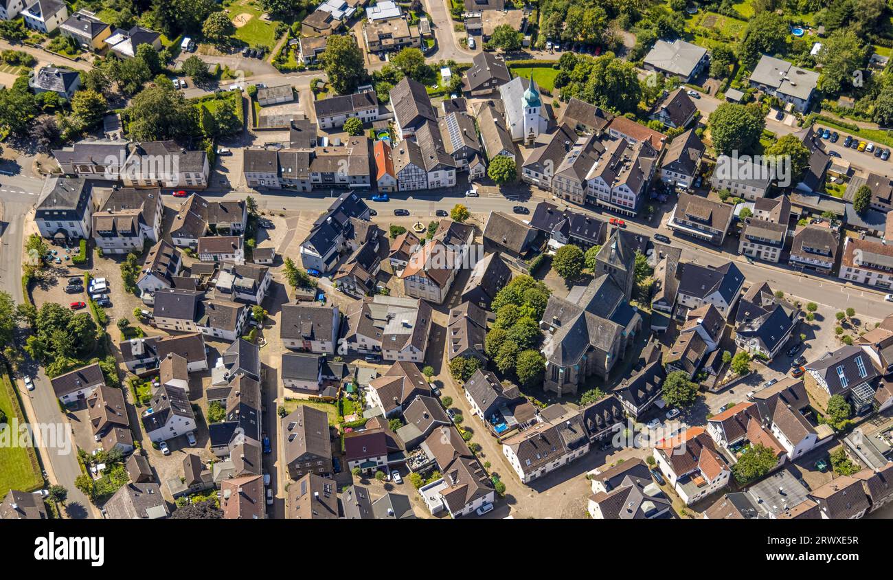 Vista aerea, centro del villaggio, evang. Jakobus e Cathol. Chiesa di Sankt Jakobus con torre a cipolla, Breckerfeld, zona della Ruhr, Renania settentrionale-Vestfalia, Foto Stock