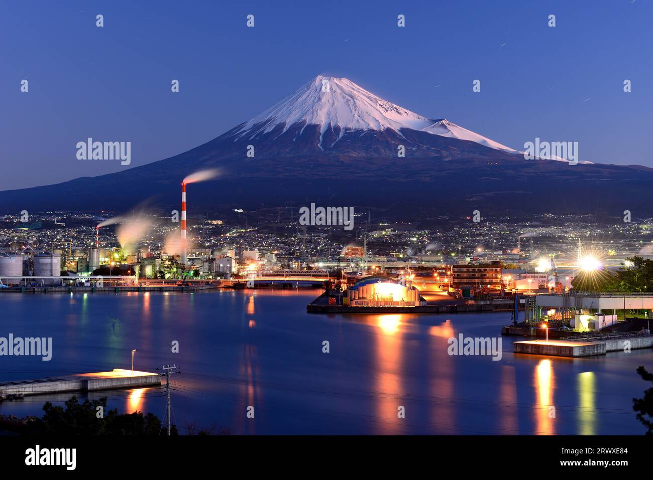 Fuji all'alba dal Parco del Porto di Fujinokuni Tagonoura e vista notturna delle fabbriche nella città di Fuji Foto Stock