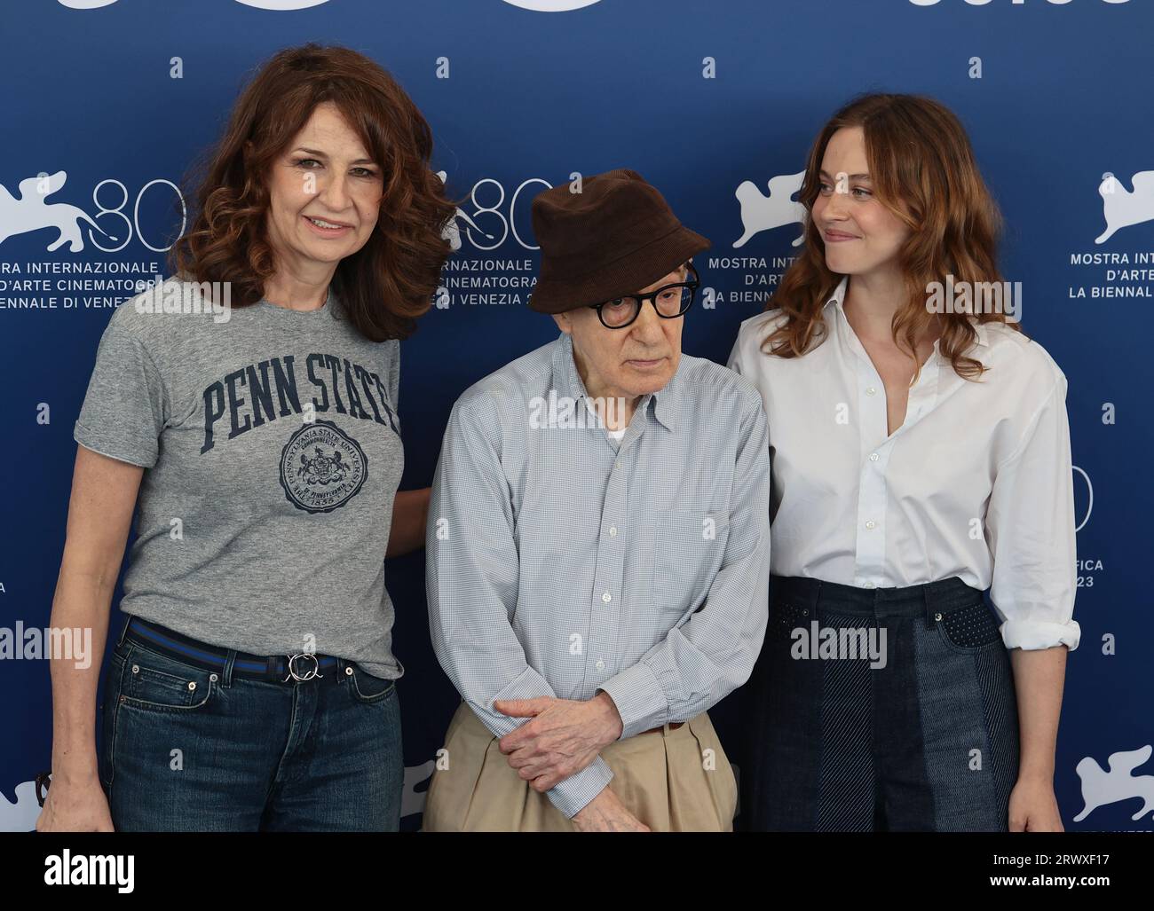 VENEZIA, ITALIA - 4 SETTEMBRE: Valérie Lemercier, Woody Allen e Lou de Laâge partecipano a una photocall per il film "Coup De Chance" Foto Stock