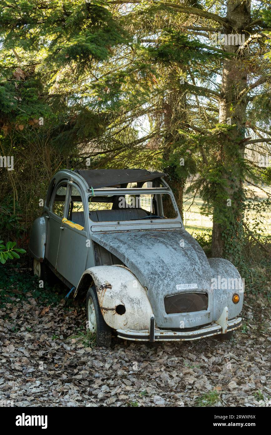 Vecchia Citroen 2CV francese, leggendario veicolo francese Foto Stock