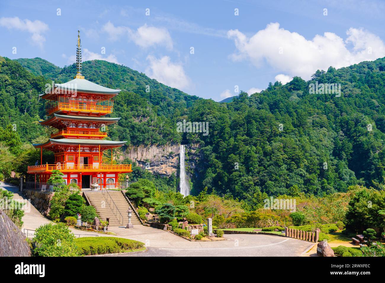 Tempio rosso e cascata a Nachi Taisha, Giappone Foto Stock