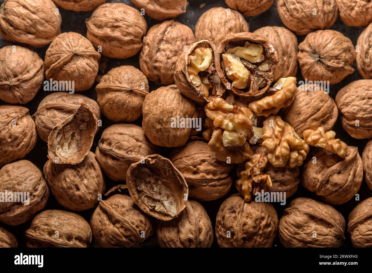 Noci con e senza i serbatoi di riempimento (foto). Sfondo di le noci fresche. Foto Stock