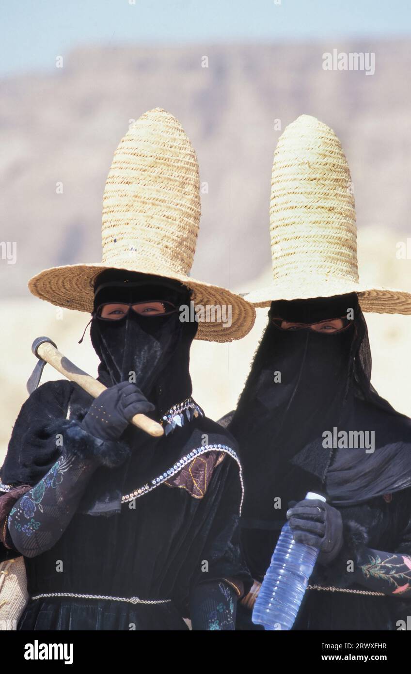 AL-MUKALLA, YEMEN - 17 LUGLIO 2015: Donne con i cosiddetti cappelli da strega che tornano dal lavoro sul campo nella regione di Hadramout Foto Stock