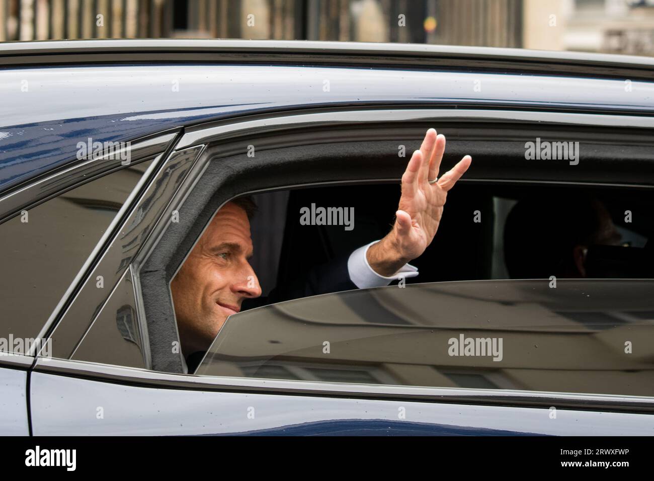 Parigi, Francia, 21 settembre 2023. Il presidente Macron saluta dalla sua auto - Jacques Julien/Alamy Live News Foto Stock