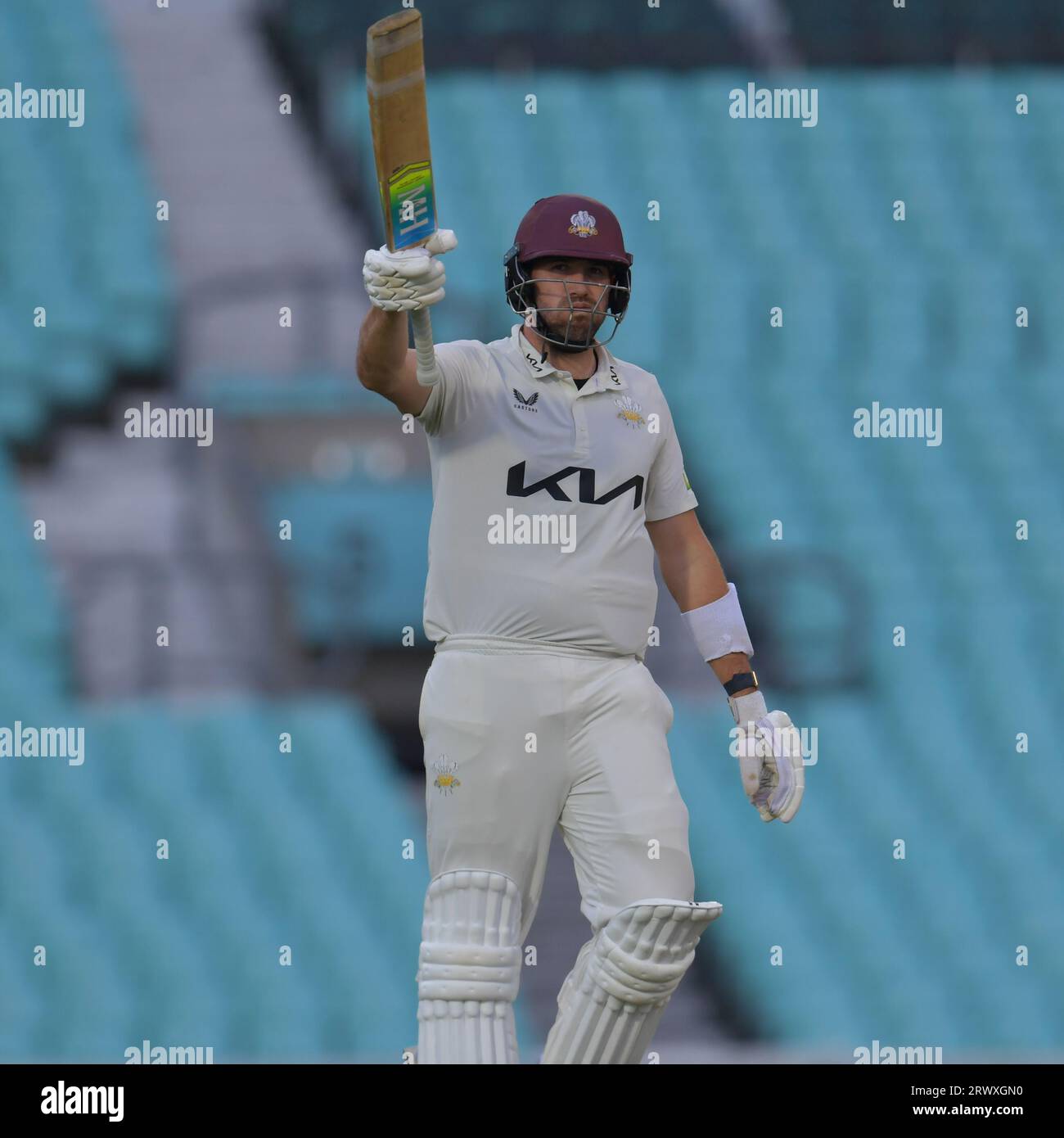 Londra, Inghilterra. 21 settembre 2023. Jamie Overton del Surrey festeggia il raggiungimento di mezzo secolo contro il Northamptonshire il terzo giorno del match LV=Insurance County Championship al Kia Oval. Kyle Andrews/Alamy Live News Foto Stock