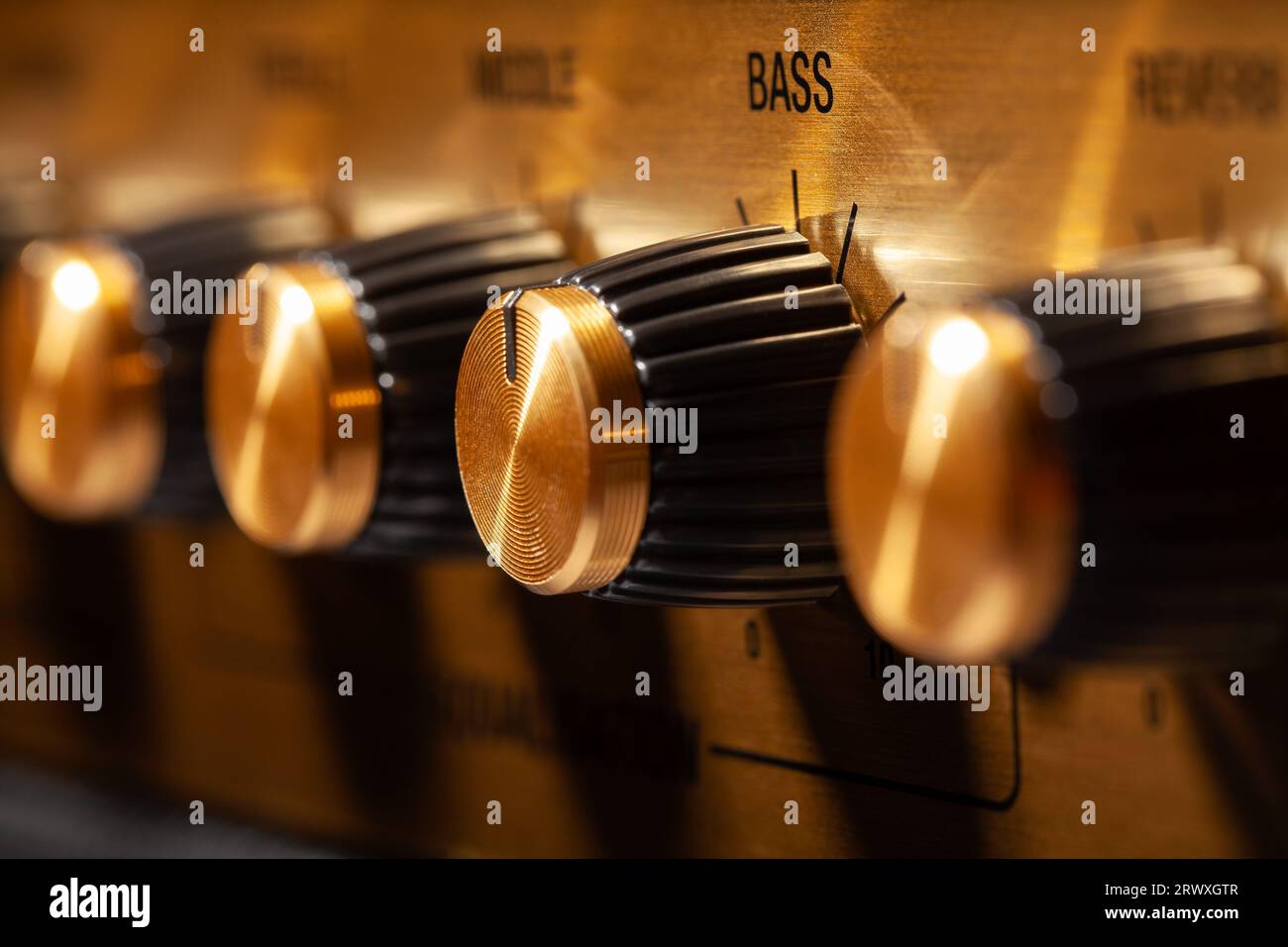 controllo della manopola bassi dell'equalizzatore e della chitarra Foto Stock