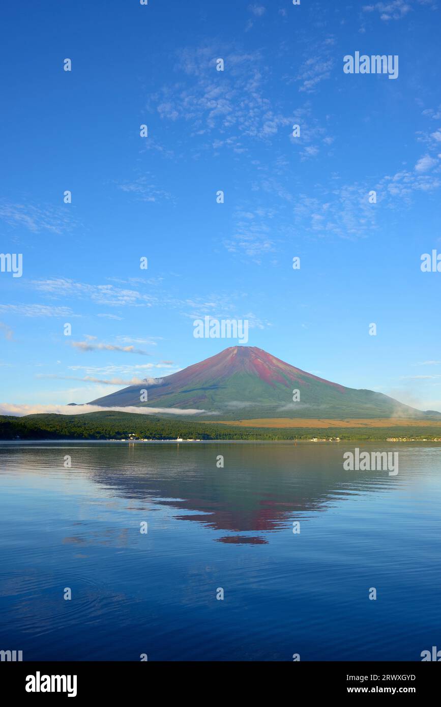 Fuji rosso e cielo blu riflessi nel lago Yamanakako, Yamanashi Foto Stock