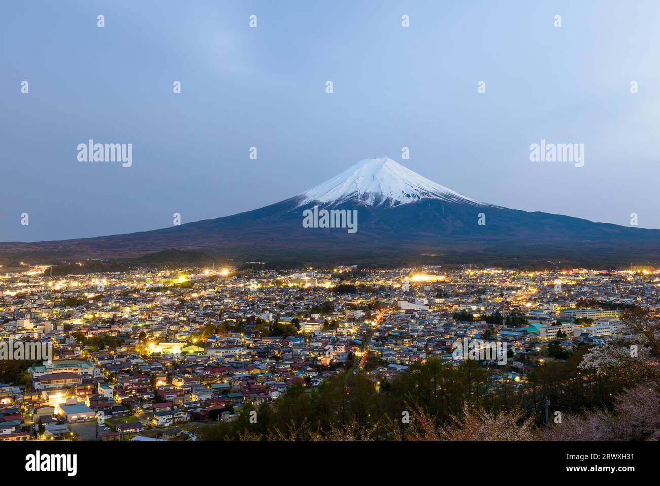 Yamanashi Mt. Fuji e vista notturna della città di Fujiyoshida dal Parco Niikurayama Sengen Foto Stock