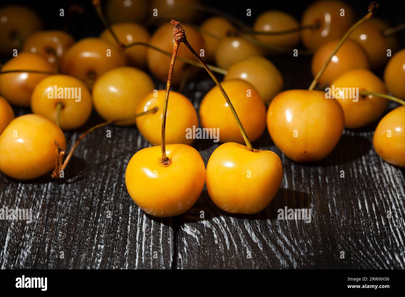 ciliegio giallo su fondo in legno Foto Stock