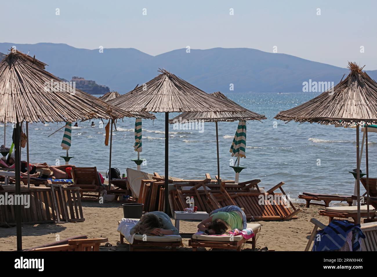 Valona, Albania, sabato 26 agosto 2023 esplorando le spiagge pubbliche alla ricerca del tramonto luoghi bellissimi per nuotare lungo mare riviera di alta qualità di grandi dimensioni Foto Stock