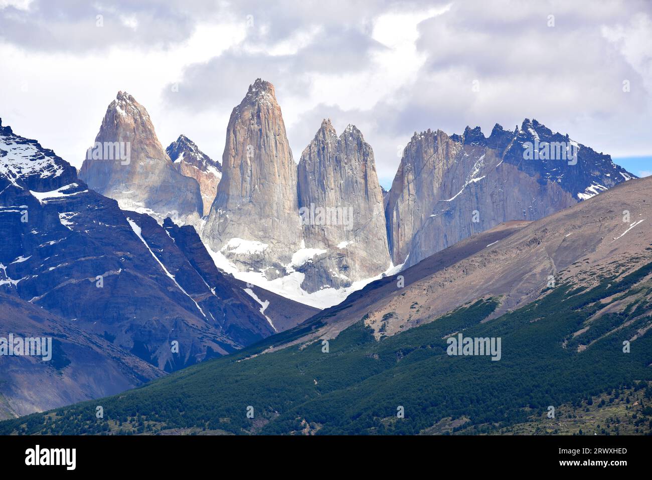 Parco nazionale Torres del Paine con Las Torres. Questa montagna è un laccolite, la roccia chiara è granito e la roccia scura è una roccia metamorfica. Provincia de U Foto Stock