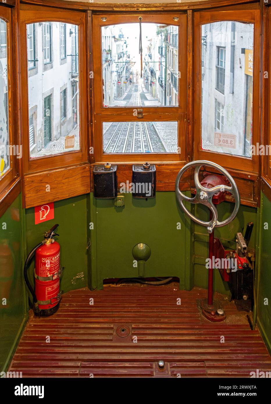 All'interno dell'auto della funicolare Elevador da Bica, Lisbona, Portogallo Foto Stock