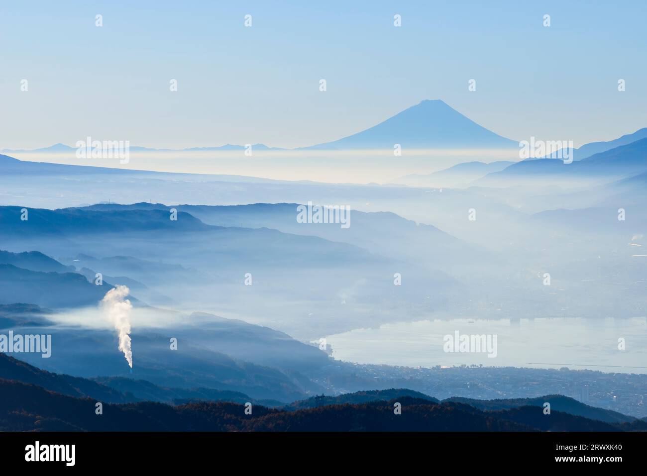 MT. Fuji all'alba dall'altopiano di Takabotchi, prefettura di Nagano Foto Stock