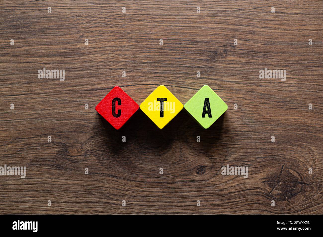 CTA - invito all'azione, concetto di parola sugli elementi costitutivi, testo Foto Stock