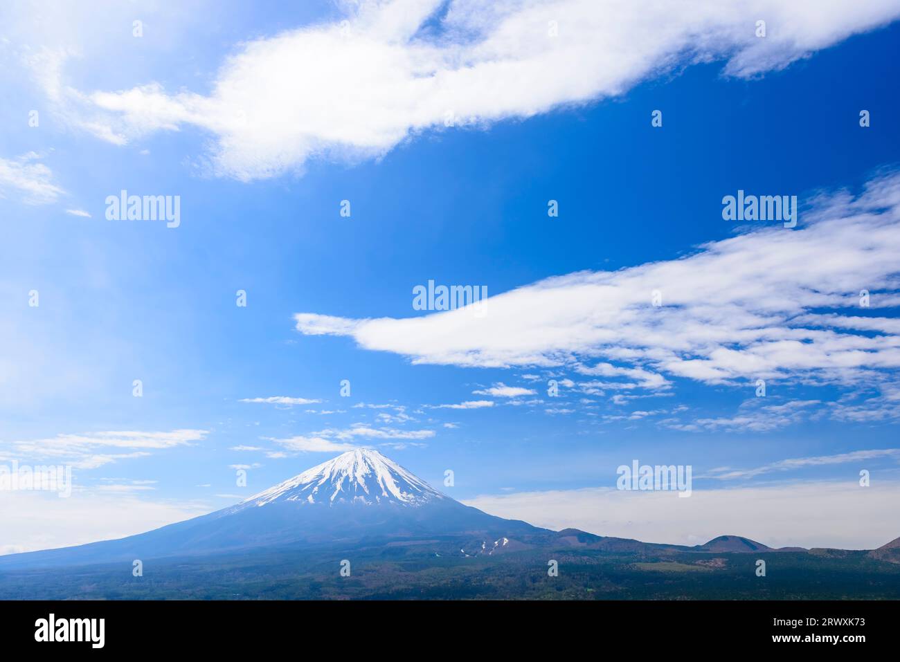 Yamanashi Mt. Fuji e nuvole che ballano nel cielo blu Foto Stock