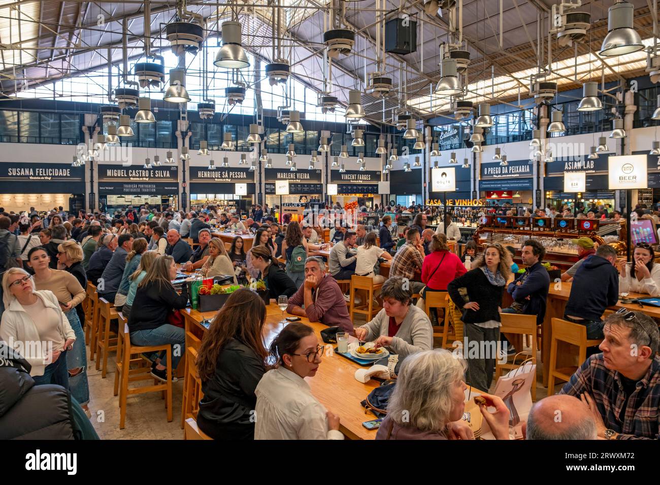 Time Out Market Food Hall, Mercado da Ribeira, Lisbona, Portogallo Foto Stock