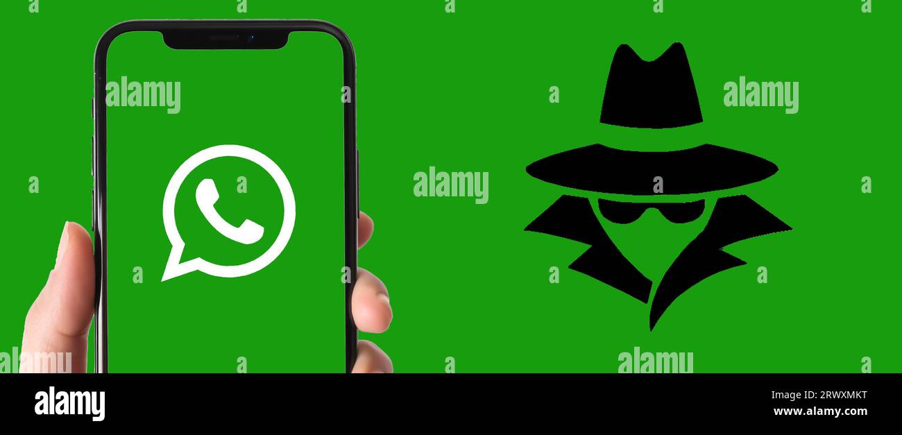 Buenos Aires, Argentina; 08-23-2023: Il logo WhatsApp viene visualizzato sullo schermo di uno smartphone e un'immagine di un'icona spia. WhatsApp e sicurezza Foto Stock