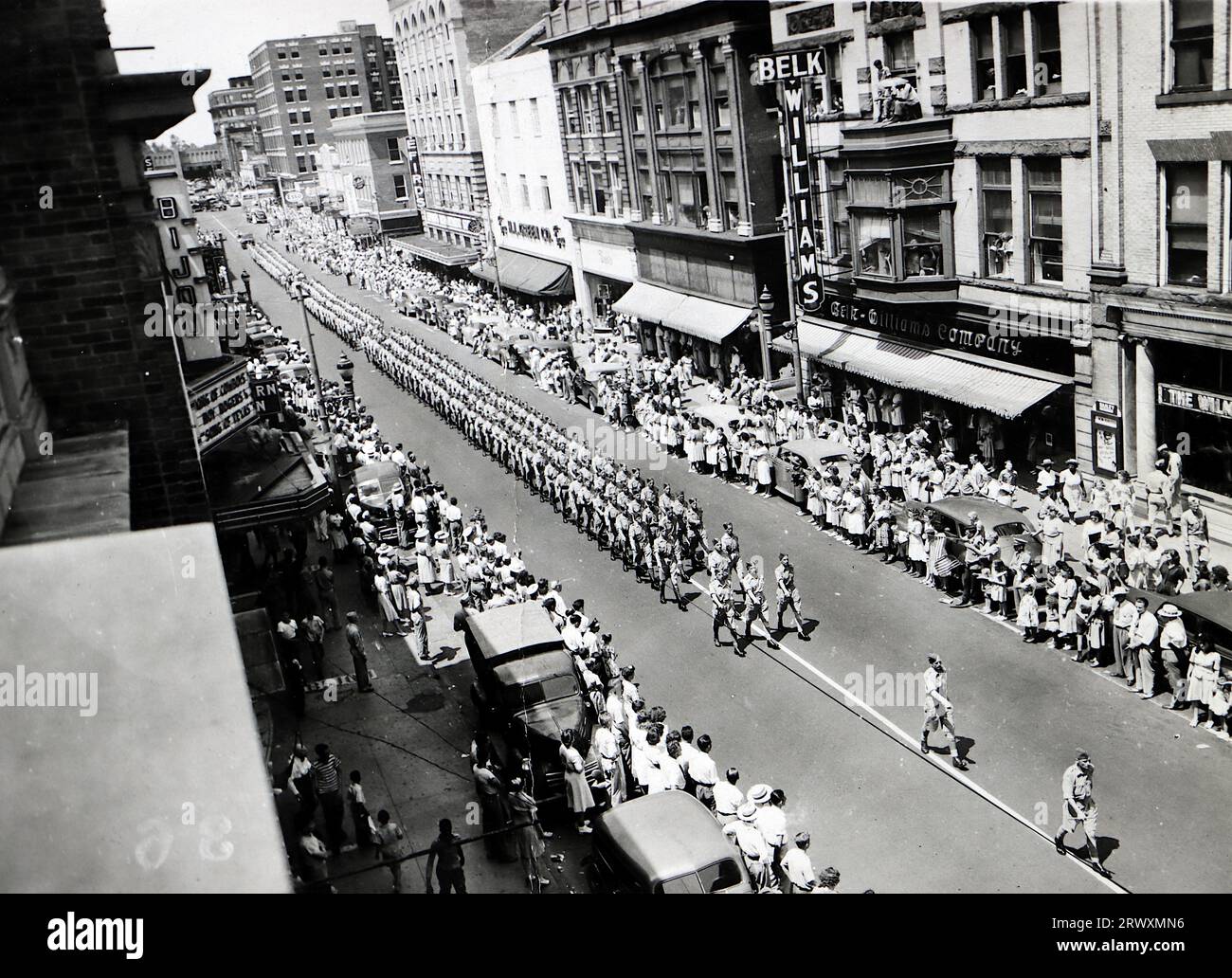 Una sfilata per le strade di Wilmington, con spettatori e fronti tra cui Belk Williams. Fotografia rara: Da una collezione compilata da un militare britannico sconosciuto che copre la No. 1 Composite Demonstration, AA Battery, tour degli Stati Uniti, dall'11 luglio 1943. Si tratta di una delle oltre cento immagini della collezione che erano in media di circa 4 x 3 pollici. Foto Stock Una sfilata per le strade di Wilmington, con spettatori e fronti tra cui Belk Williams. Fotografia rara: Da una collezione compilata da un militare britannico sconosciuto che copre la No. 1 Composite Demonstration, AA Battery, tour degli Stati Uniti, dall'11 luglio 1943. Si tratta di una delle oltre cento immagini della collezione che erano in media di circa 4 x 3 pollici. Foto Stock