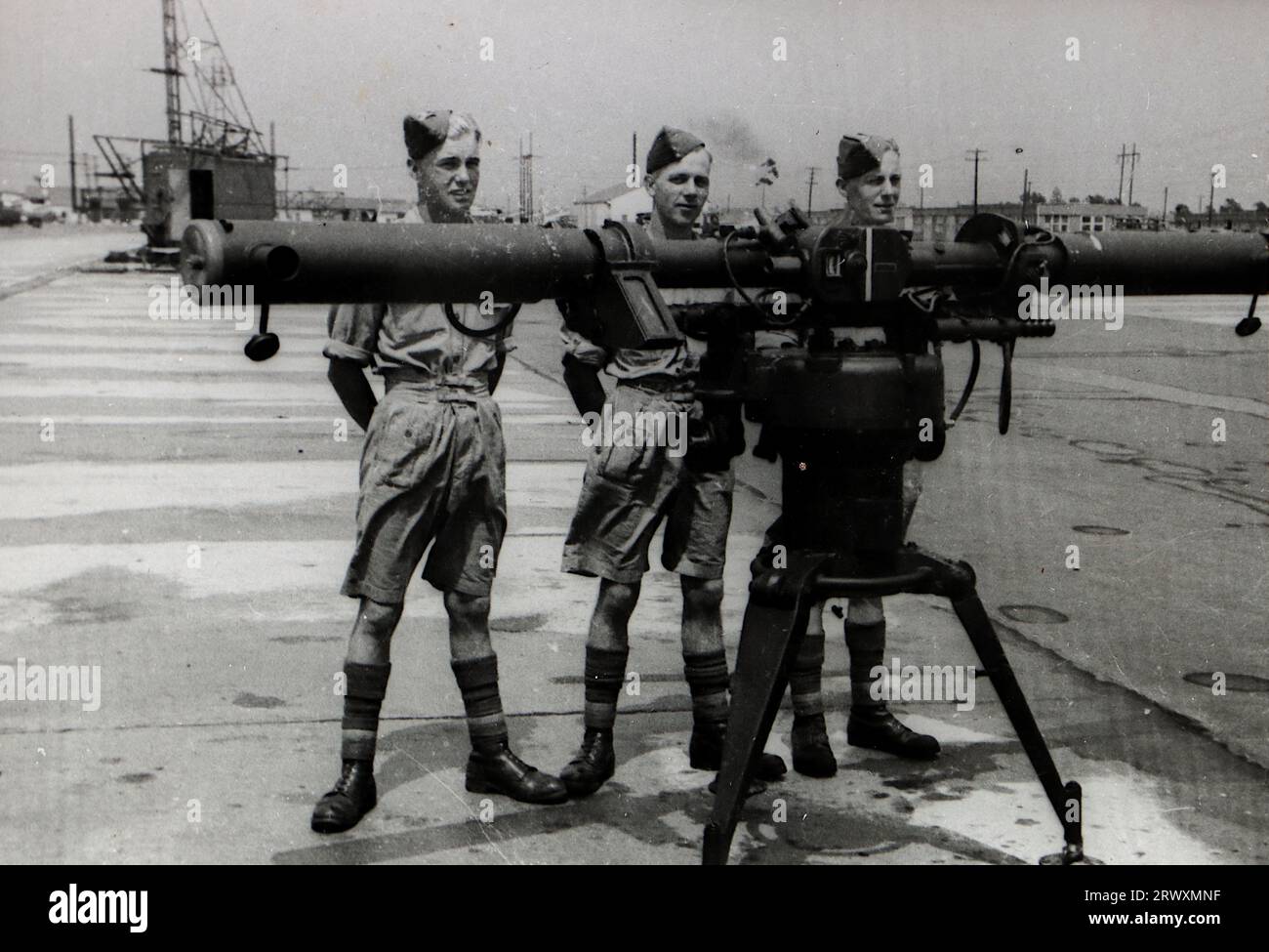 North Carolina: Giovani militari con un rilevatore di altezza e distanza. Fotografia rara: Da una collezione compilata da un militare britannico sconosciuto che copre la No. 1 Composite Demonstration, AA Battery, tour degli Stati Uniti, dall'11 luglio 1943. Si tratta di una delle oltre cento immagini della collezione che erano in media di circa 4 x 3 pollici. Foto Stock North Carolina: Giovani militari con un rilevatore di altezza e distanza. Fotografia rara: Da una collezione compilata da un militare britannico sconosciuto che copre la No. 1 Composite Demonstration, AA Battery, tour degli Stati Uniti, dall'11 luglio 1943. Si tratta di una delle oltre cento immagini della collezione che erano in media di circa 4 x 3 pollici. Foto Stock