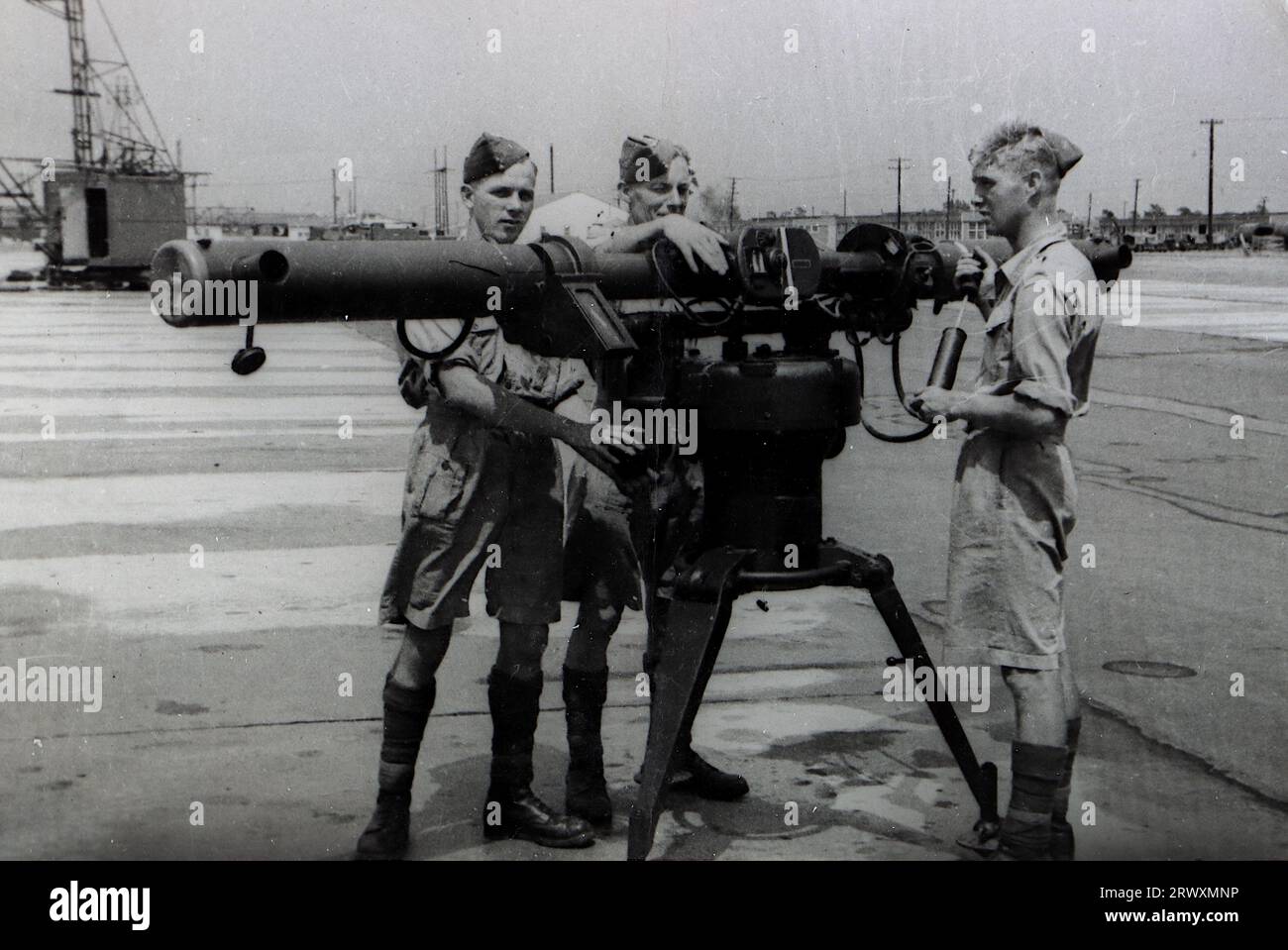 North Carolina: Giovani militari con un rilevatore di altezza e distanza. Fotografia rara: Da una collezione compilata da un militare britannico sconosciuto che copre la No. 1 Composite Demonstration, AA Battery, tour degli Stati Uniti, dall'11 luglio 1943. Si tratta di una delle oltre cento immagini della collezione che erano in media di circa 4 x 3 pollici. Foto Stock North Carolina: Giovani militari con un rilevatore di altezza e distanza. Fotografia rara: Da una collezione compilata da un militare britannico sconosciuto che copre la No. 1 Composite Demonstration, AA Battery, tour degli Stati Uniti, dall'11 luglio 1943. Si tratta di una delle oltre cento immagini della collezione che erano in media di circa 4 x 3 pollici. Foto Stock
