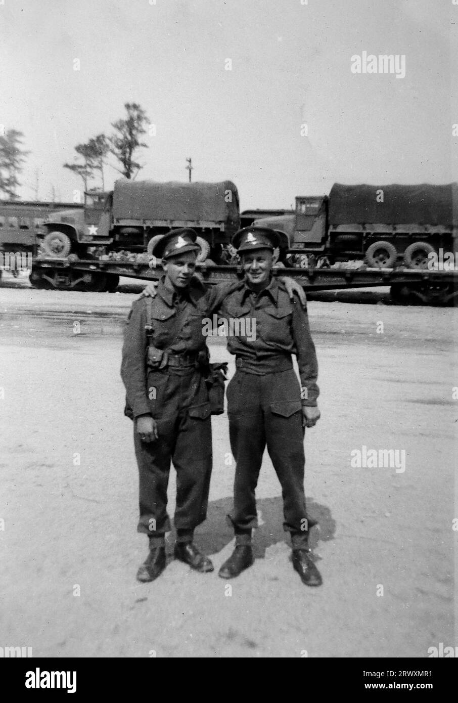 North Carolina: Prepararsi a partire, con i camion dell'esercito sullo sfondo. Fotografia rara: Da una collezione compilata da un militare britannico sconosciuto che copre la No. 1 Composite Demonstration, AA Battery, tour degli Stati Uniti, dall'11 luglio 1943. Si tratta di una delle oltre cento immagini della collezione che erano in media di circa 4 x 3 pollici. Foto Stock North Carolina: Prepararsi a partire, con i camion dell'esercito sullo sfondo. Fotografia rara: Da una collezione compilata da un militare britannico sconosciuto che copre la No. 1 Composite Demonstration, AA Battery, tour degli Stati Uniti, dall'11 luglio 1943. Si tratta di una delle oltre cento immagini della collezione che erano in media di circa 4 x 3 pollici. Foto Stock