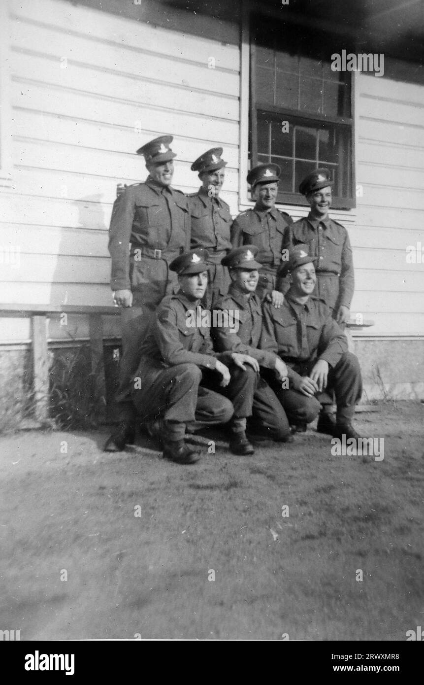 Boston: Un ritratto di gruppo all'arrivo (7 persone). Fotografia rara: Da una collezione compilata da un militare britannico sconosciuto che copre la No. 1 Composite Demonstration, AA Battery, tour degli Stati Uniti, dall'11 luglio 1943. Si tratta di una delle oltre cento immagini della collezione che erano in media di circa 4 x 3 pollici. Foto Stock Boston: Un ritratto di gruppo all'arrivo (7 persone). Fotografia rara: Da una collezione compilata da un militare britannico sconosciuto che copre la No. 1 Composite Demonstration, AA Battery, tour degli Stati Uniti, dall'11 luglio 1943. Si tratta di una delle oltre cento immagini della collezione che erano in media di circa 4 x 3 pollici. Foto Stock