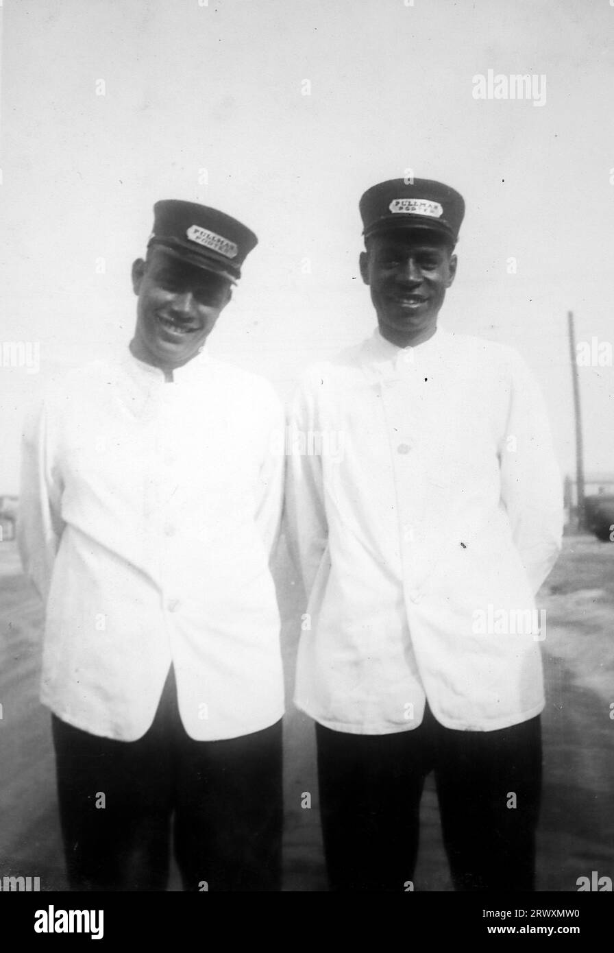 Due portatori della batteria. Fotografia rara: Da una collezione compilata da un militare britannico sconosciuto che copre la No. 1 Composite Demonstration, AA Battery, tour degli Stati Uniti, dall'11 luglio 1943. Si tratta di una delle oltre cento immagini della collezione che erano in media di circa 4 x 3 pollici. Foto Stock