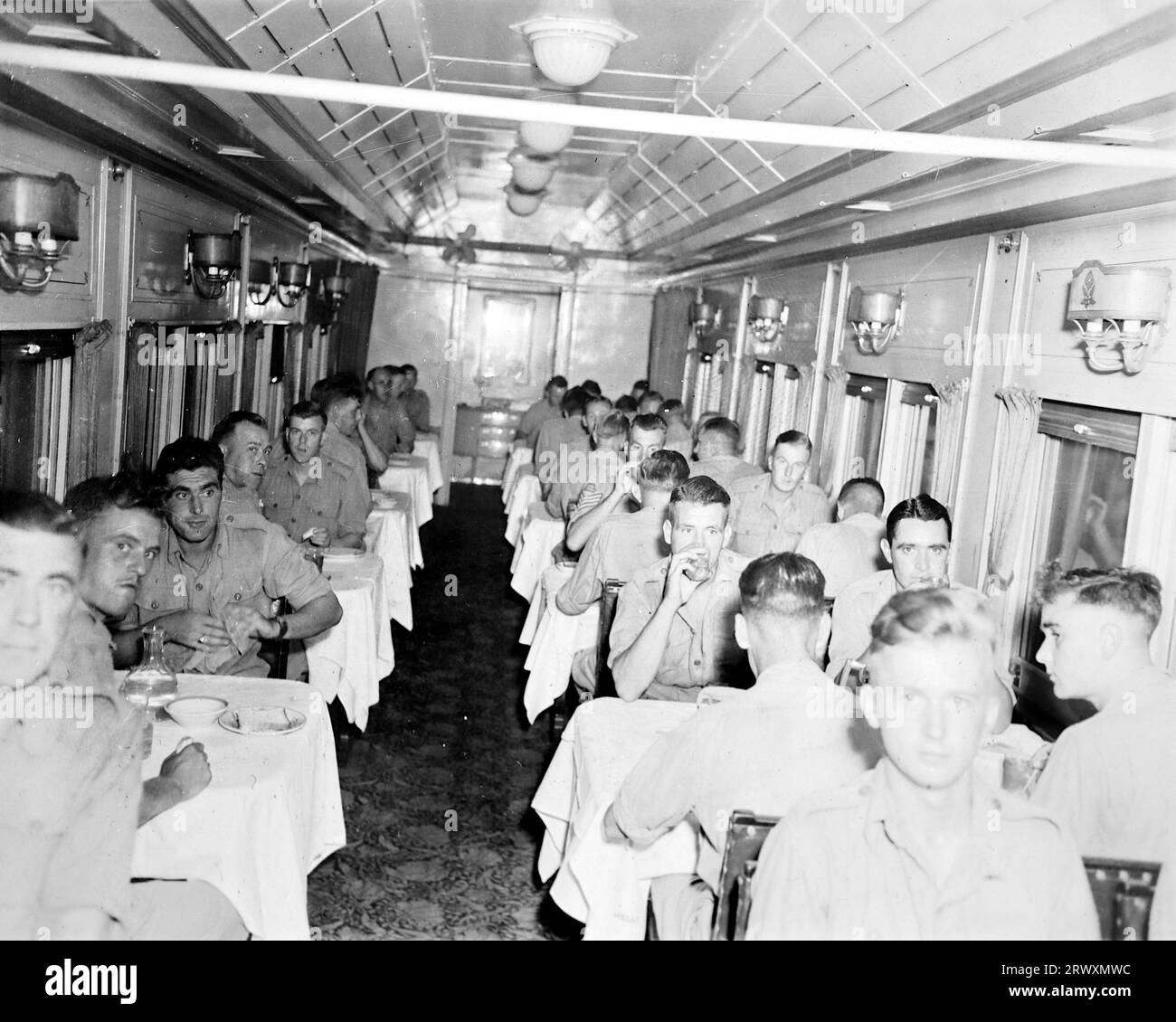 Nel caos della cena, probabilmente sul treno per Boston. Fotografia rara: Da una collezione compilata da un militare britannico sconosciuto che copre la No. 1 Composite Demonstration, AA Battery, tour degli Stati Uniti, dall'11 luglio 1943. Si tratta di una delle oltre cento immagini della collezione che erano in media di circa 4 x 3 pollici. Foto Stock Nel caos della cena, probabilmente sul treno per Boston. Fotografia rara: Da una collezione compilata da un militare britannico sconosciuto che copre la No. 1 Composite Demonstration, AA Battery, tour degli Stati Uniti, dall'11 luglio 1943. Si tratta di una delle oltre cento immagini della collezione che erano in media di circa 4 x 3 pollici. Foto Stock