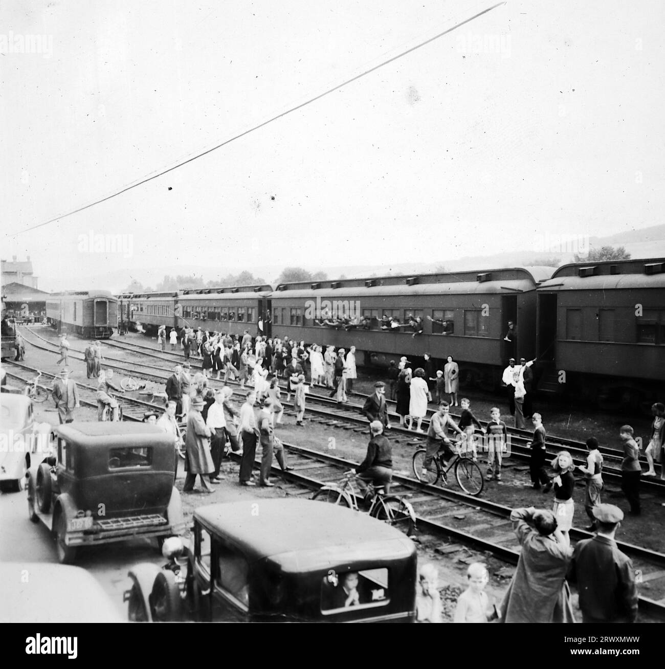 Saluti sulla strada: Gente del posto in auto e in bicicletta accanto alle linee ferroviarie vicino a Boston. Fotografia rara: Da una collezione compilata da un militare britannico sconosciuto che copre la No. 1 Composite Demonstration, AA Battery, tour degli Stati Uniti, dall'11 luglio 1943. Si tratta di una delle oltre cento immagini della collezione che erano in media di circa 4 x 3 pollici. Foto Stock Saluti sulla strada: Gente del posto in auto e in bicicletta accanto alle linee ferroviarie vicino a Boston. Fotografia rara: Da una collezione compilata da un militare britannico sconosciuto che copre la No. 1 Composite Demonstration, AA Battery, tour degli Stati Uniti, dall'11 luglio 1943. Si tratta di una delle oltre cento immagini della collezione che erano in media di circa 4 x 3 pollici. Foto Stock