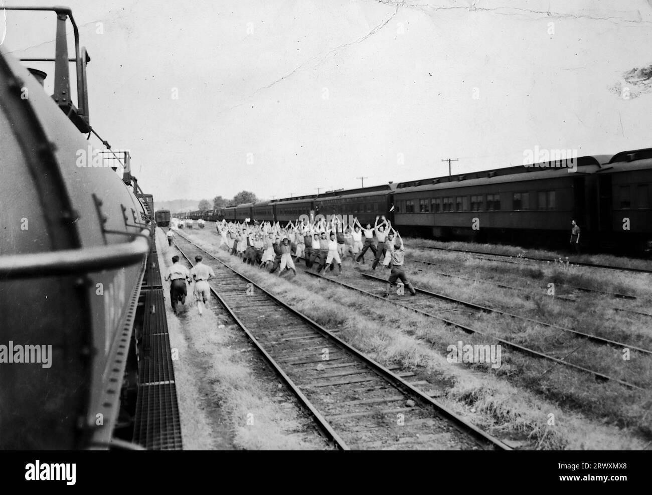 Una sosta per i P.T. Servicemen che si esercitano sui binari ferroviari tra i treni (Boston). Fotografia rara: Da una collezione compilata da un militare britannico sconosciuto che copre la No. 1 Composite Demonstration, AA Battery, tour degli Stati Uniti, dall'11 luglio 1943. Si tratta di una delle oltre cento immagini della collezione che erano in media di circa 4 x 3 pollici. Foto Stock Una sosta per i P.T. Servicemen che si esercitano sui binari ferroviari tra i treni (Boston). Fotografia rara: Da una collezione compilata da un militare britannico sconosciuto che copre la No. 1 Composite Demonstration, AA Battery, tour degli Stati Uniti, dall'11 luglio 1943. Si tratta di una delle oltre cento immagini della collezione che erano in media di circa 4 x 3 pollici. Foto Stock